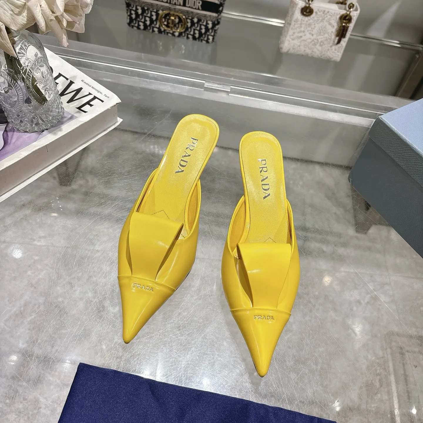 👟👟Ex-factory price 540👟👟 PRADA* Prada 25ss spring and summer new Mary Jane pointed-toe high-heeled shoes fashion shoes. Purchased from the original version and developed 1:1, perfect details, comfortable on the feet, can be matched with beautiful spring and summer clothes, exquisite and durable 🤩 ✔Upper: original open edge beaded cowhide ✔Inner lining: sheepskin ✔Outsole: Italian leather outsole ✔Heel height: 5.5cm, 7.5cm ✔Number of yards: 35-40 (41 can be customized and non-refundable) ✔Packaging: original full set of packaging